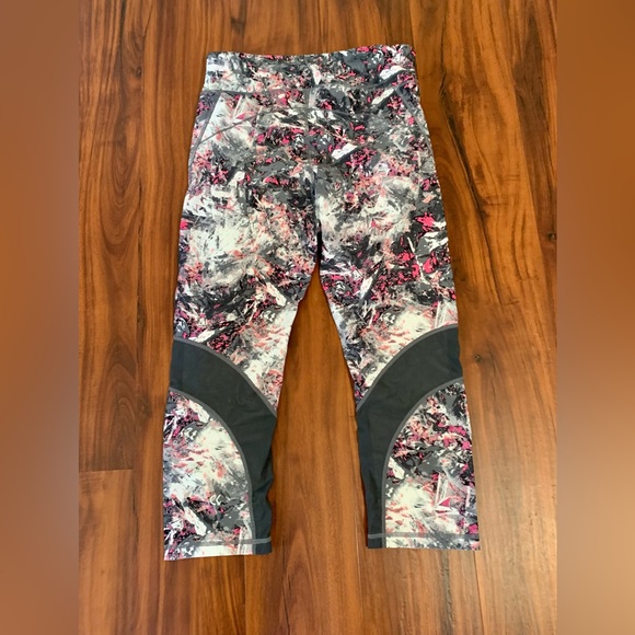 LN CALVIN KLEIN PERFORMANCE CAPRIS. SUPER HIGH WAISTED. FIGURE FLATTERING. - Picture 2 of 7